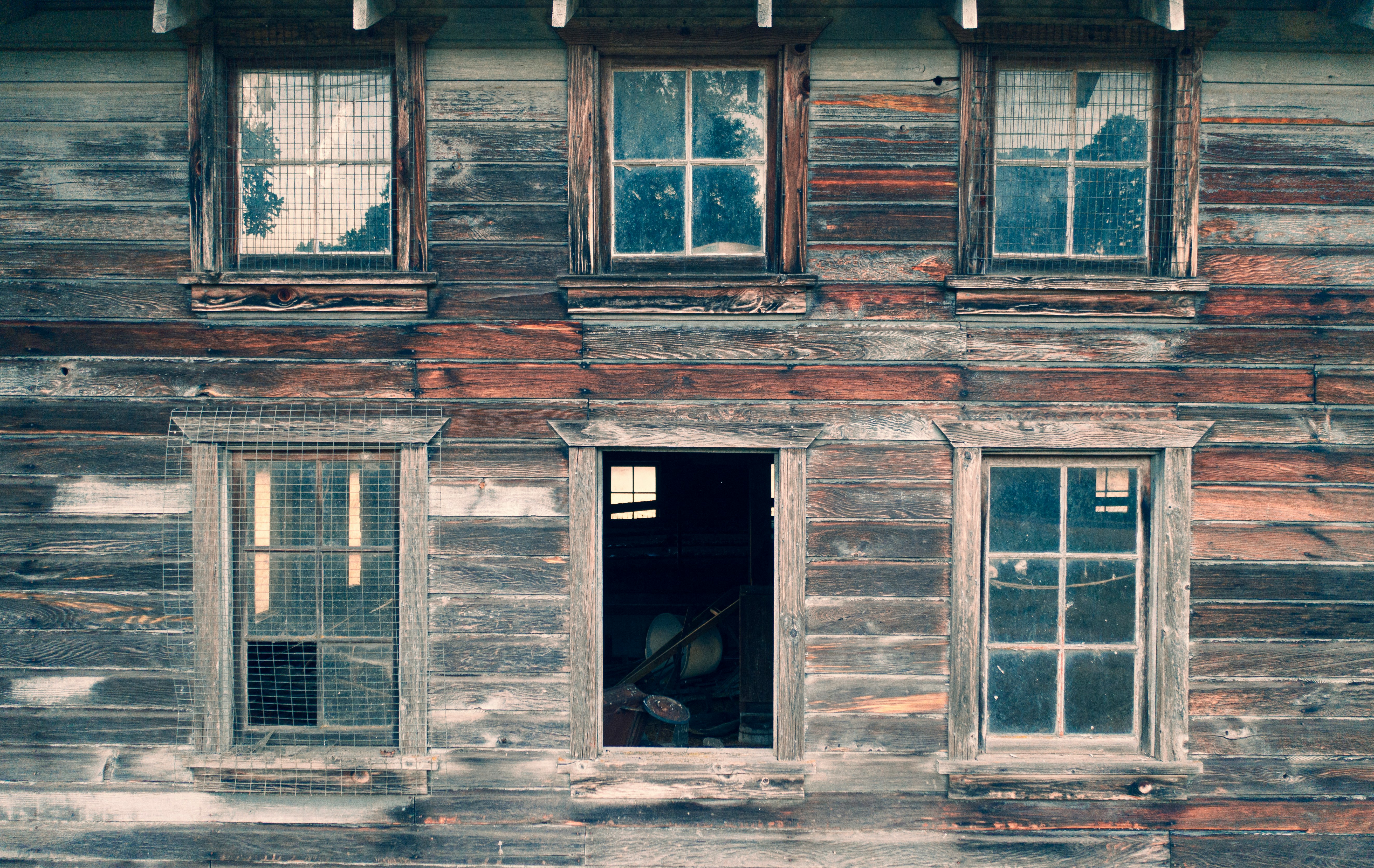 grey and brown wooden house